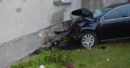 Volkswagen z  impetem wjechał w dom. 23-letni kierowca był pijany