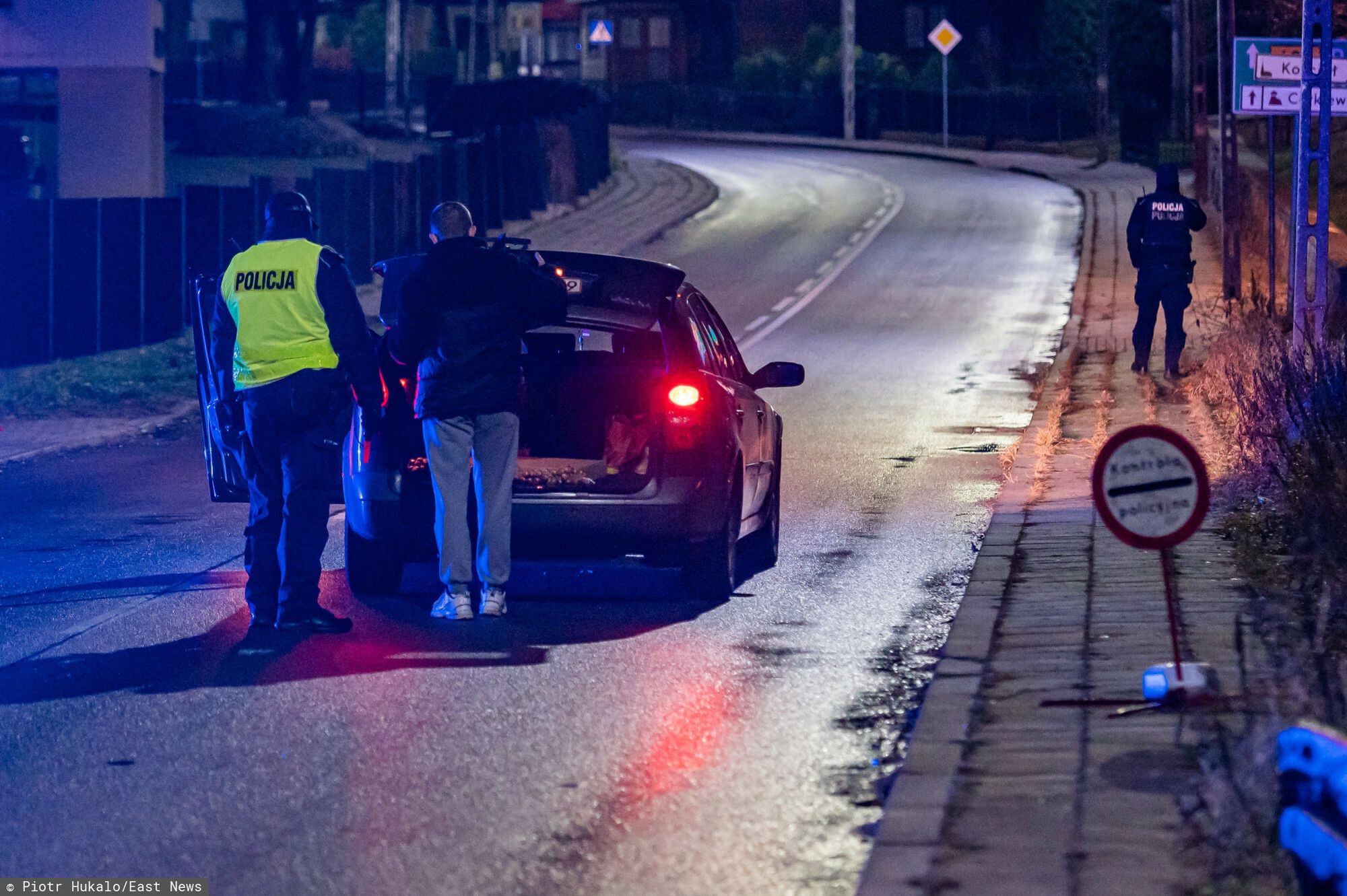 Narew k. Hajnówki (woj. podlaskie), 21.11.2021 r. Kontrola policji w przed wjazdem do stref objetych stanem wyjątkowym. Dziś stanu wyjątkowego nie ma, ale kontrole wciąż się zdarzają