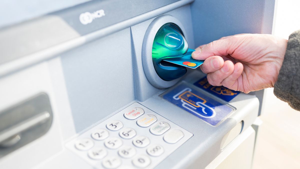 Umieszczanie karty w bankomacie.