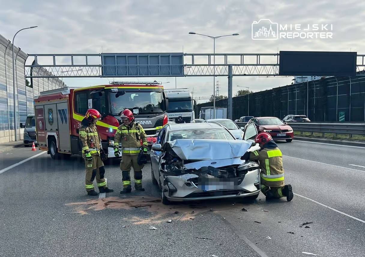 Warszawa: Zderzenie trzech samochodów osobowych na S8. Duże utrudnienia w ruchu