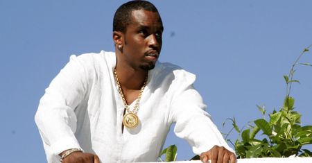 Diddy siedzi w więzieniu, ale humor go NIE OPUSZCZA. Do sieci trafiły nowe fotki skompromitowanego rapera. Jest nie do poznania (FOTO)