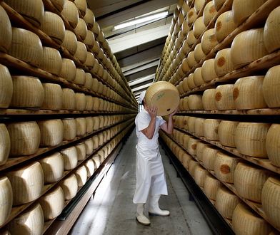 Przez 6 godzin kradli 42-kilogramowe kawały sera warte 100 tys. euro