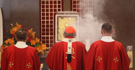 Setki milionów złotych zysku bez podatku. Specjalna ulga dla kościelnych biznesów