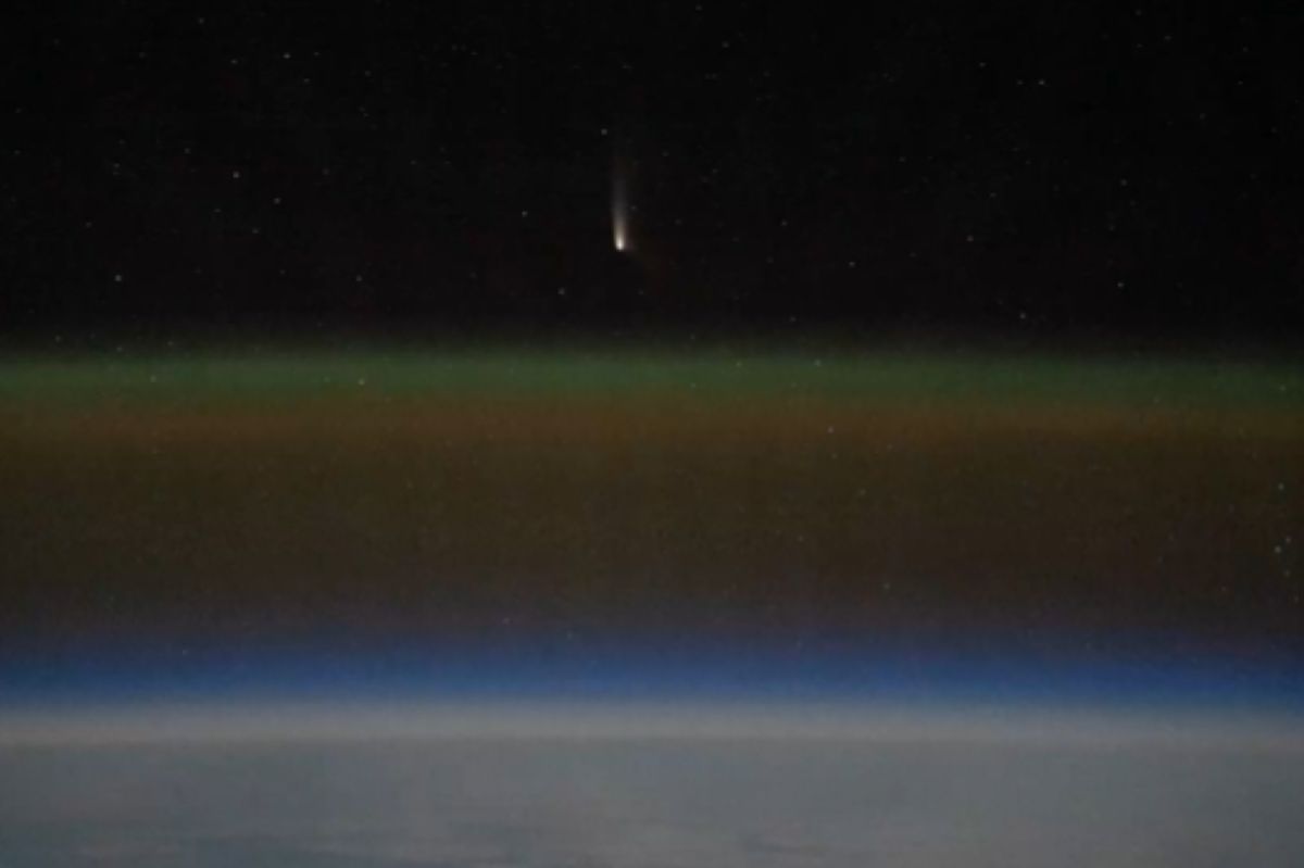 The astronaut took a photo of comet Tsuchinshan-ATLAS.