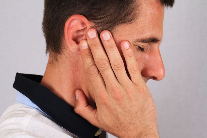 Zakrzepowe zapalenie zatoki esowatej może być powikłaniem przebytej choroby uszu