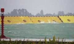 Włochy. Po raz pierwszy użyto systemu zapór, by chronić Wenecję przed wodą