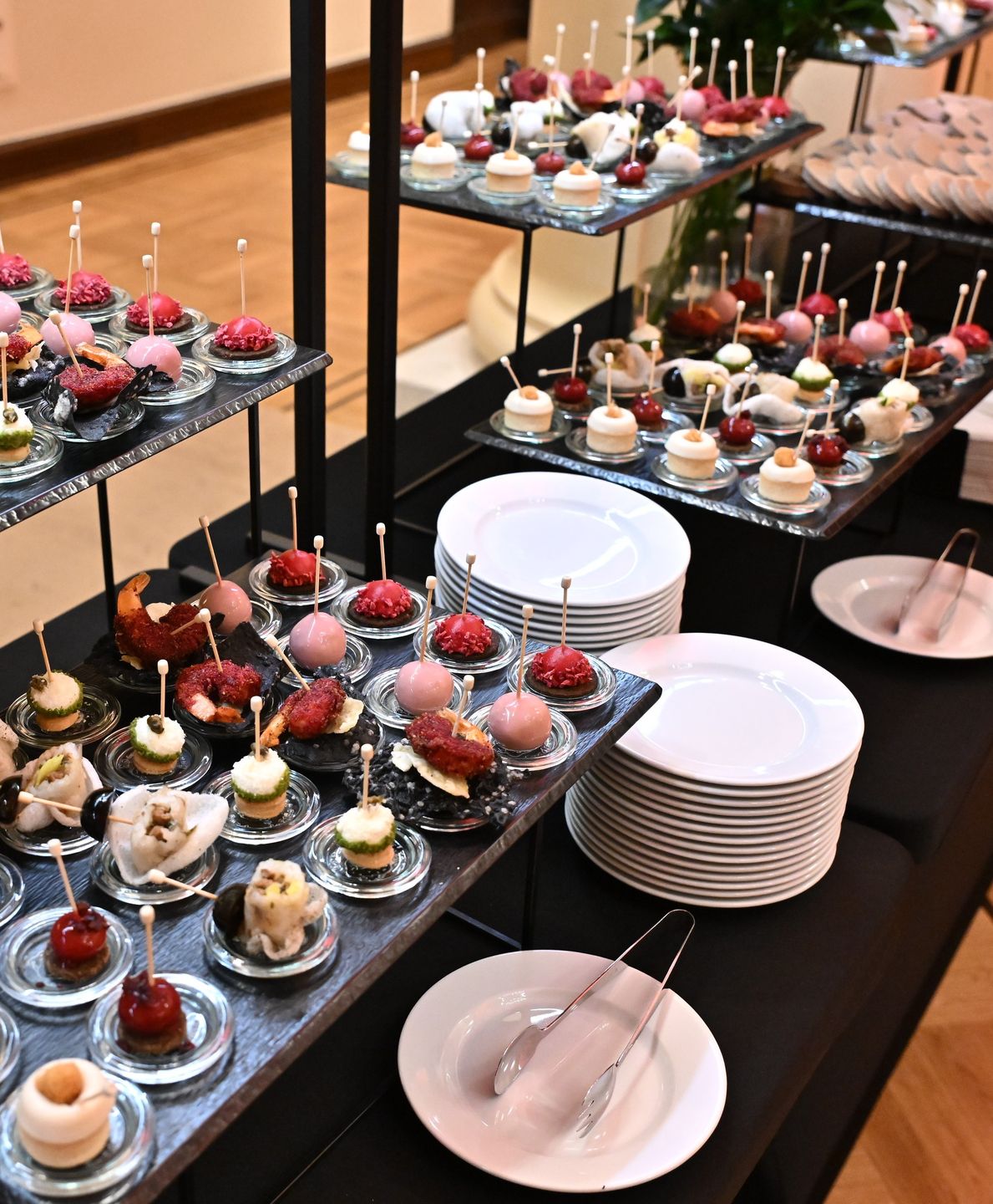 Caroline Derpienski na pokazie własnej kolekcji ubrań