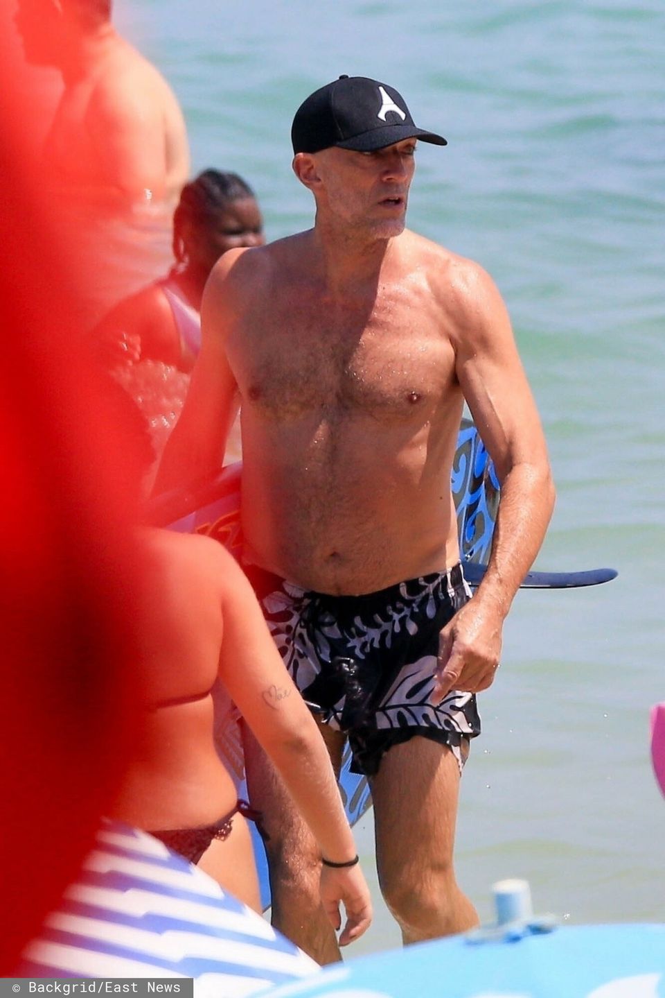 Vincent Cassel wypoczywa na plaży z nową znajomą