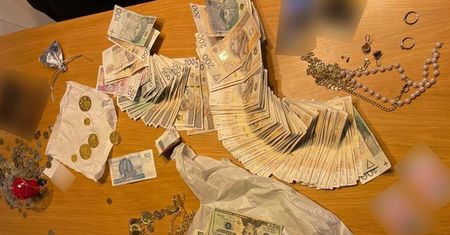 Małopolscy policjanci zatrzymali 3 kolejnych oszustów. którzy od 80-letniej seniorki wyłudzili złote dukaty