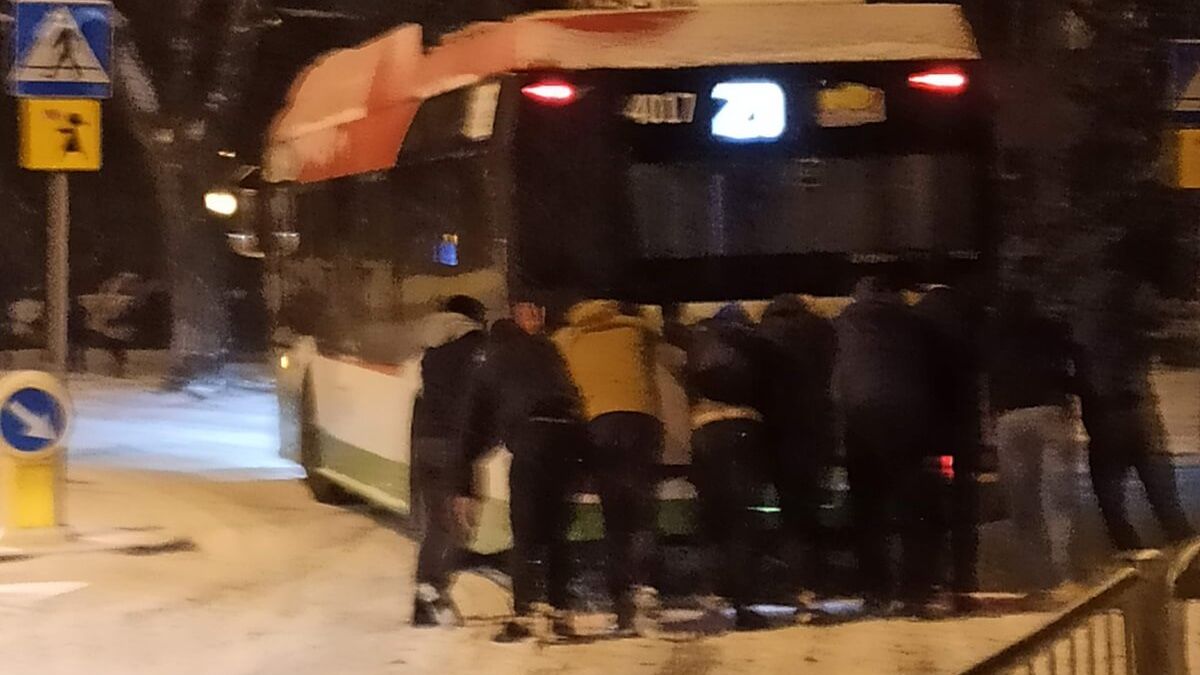 Świadkowie pchający autobus pod wzniesienie na ul. Kosmowskiej w Lublinie