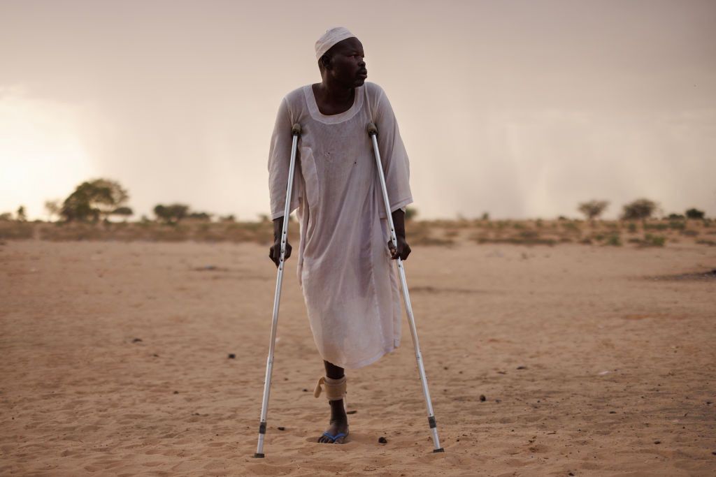 60-year-old Yunis Ali Ishag, a resident of Al-Dżunajny, managed to escape to the city of Adré in Chad. As a result of the RSF shelling, he lost his leg.