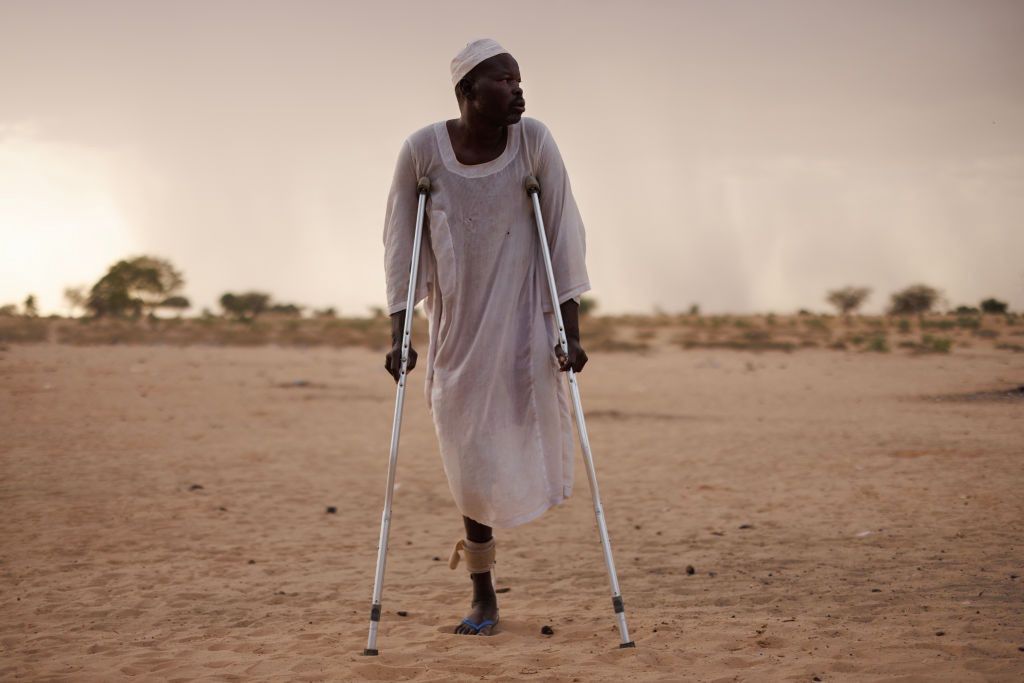 A 60-year-old Yunis Ali Ishag, a resident of Al-Dżunajna, who managed to escape to the city of Adré in Chad. He lost a leg as a result of RSF shelling.