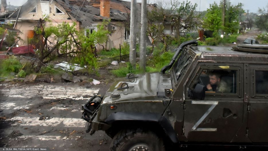Wojna w Ukrainie - Mariupol pod rosyjsk? okupacj?
TOPSHOT A Russian military vehicle painted with the letter Z drives past destroyed houses in Ukraine's port city of Mariupol on May 18, 2022, amid the ongoing Russian military action in Ukraine. (Photo by Olga MALTSEVA / AFP)
OLGA MALTSEVA