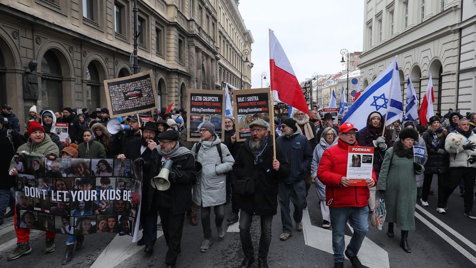 Warszawa, 19.11.2023. Manifestacja �Marsz dla Uwolnienia Zakładników, Marsz Przeciw Antysemityzmowi� na Krakowskim Przedmieściu w Warszawie, 19 bm. (jm) PAP/Paweł Supernak