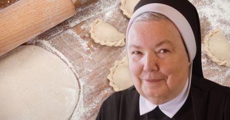 Siostra Anastazja robi delikatne ciasto na pierogi. Nie rozrywa się, a pierogi wychodzą pyszne