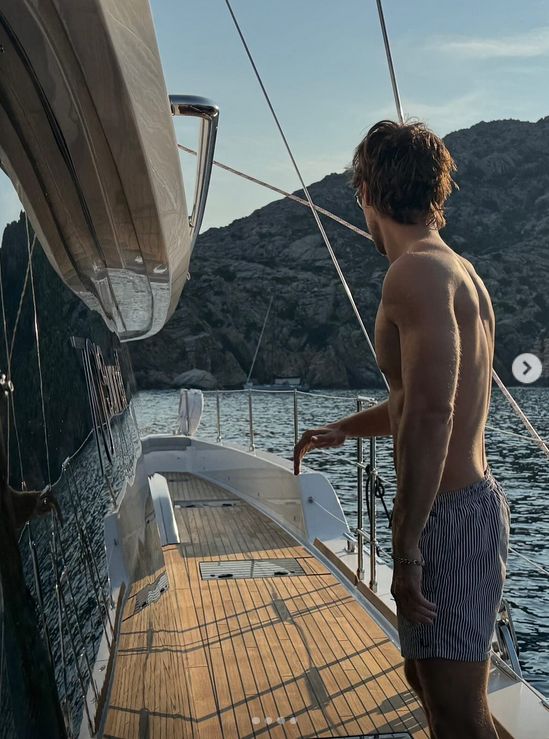 Maciej Musiał prezentuje klatę na jachcie