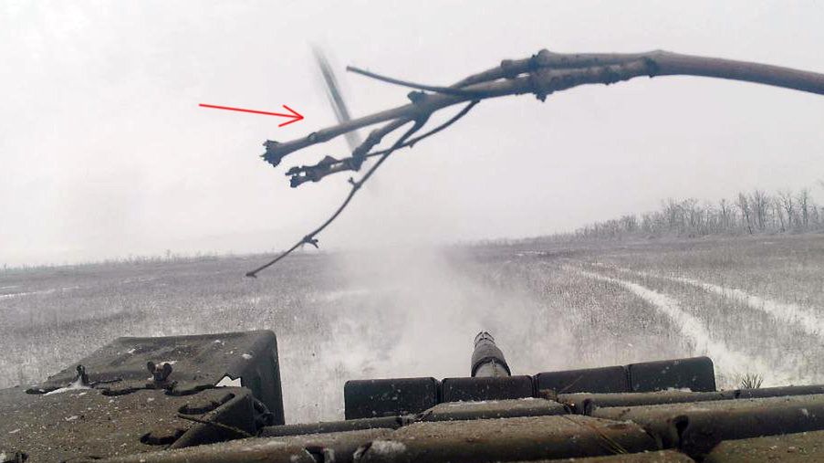 Nagranie z kamery na rosyjskim czołgu T-80 tuż przed uderzeniem Javelina w lufę. 