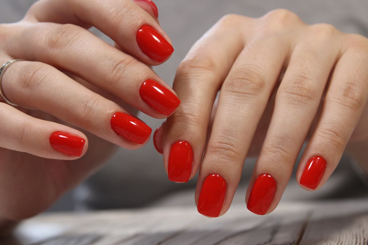 Teddy nails: The new cozy manicure trend for autumn