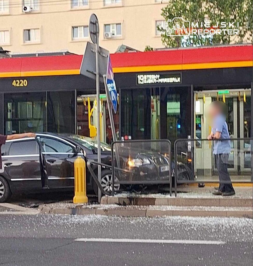 Warszawa. Poważne zderzenie auta z tramwajem w Śródmieściu. Pojazd uderzył w znak i barierki przystankowe