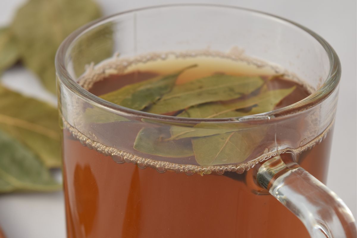 Pokrusz liście laurowe i zaparz jak herbatę. Napar łagodzi bóle reumatyczne i pomaga schudnąć
