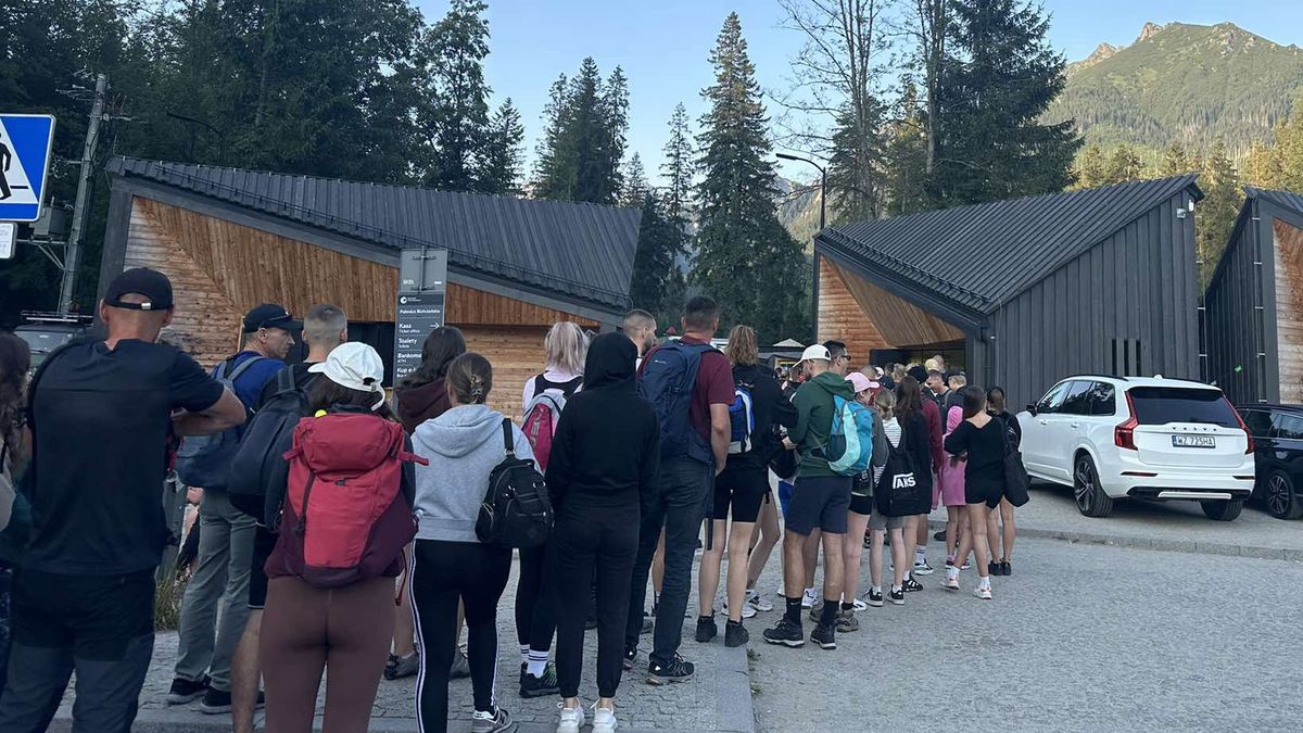 Kolejka do wejścia na szlak