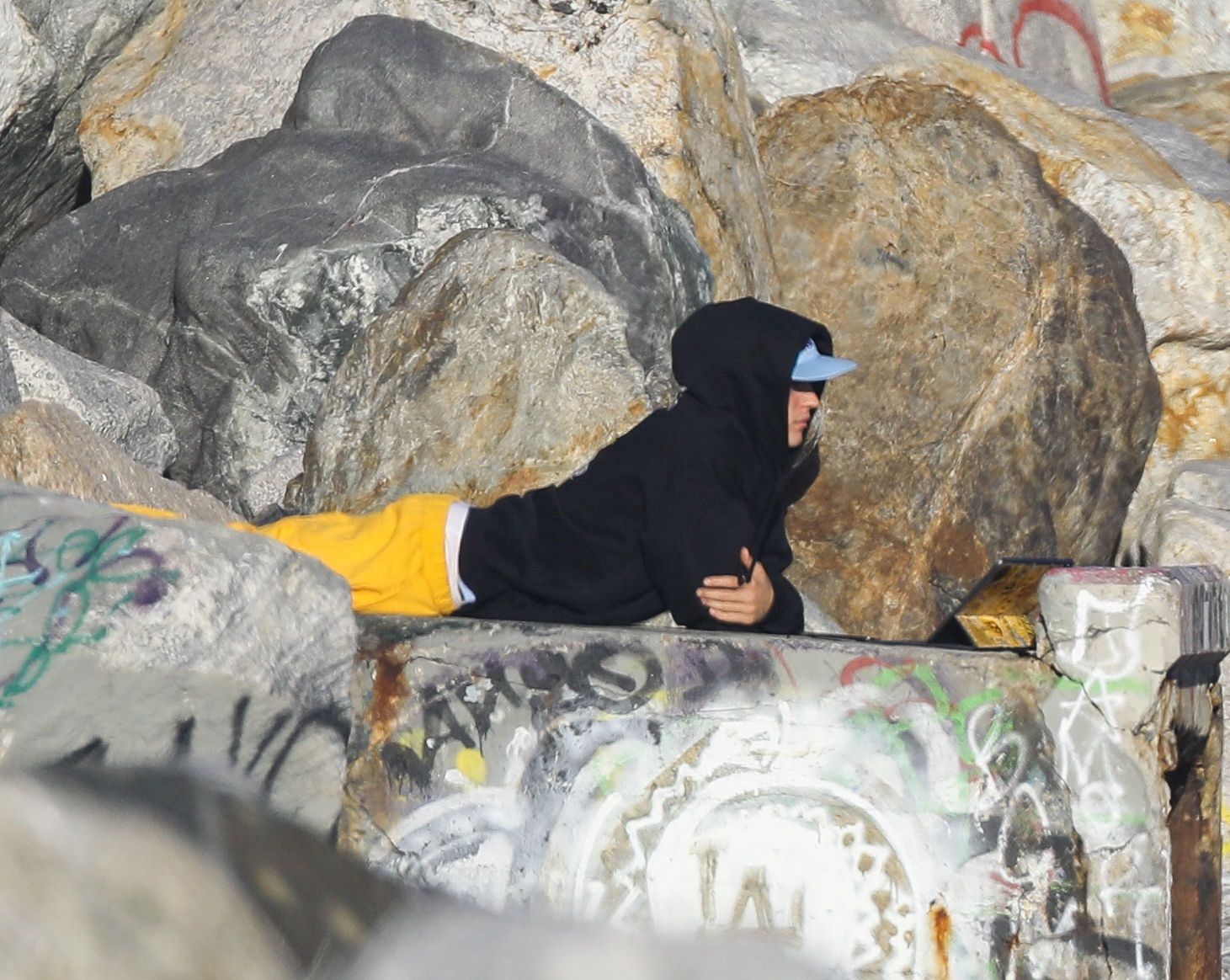Justin Bieber medytuje na skałach, a potem przegląda telefon