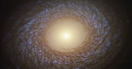 Teleskop Hubble’a sfotografował galaktykę oddaloną o 67 milionów lat świetlnych