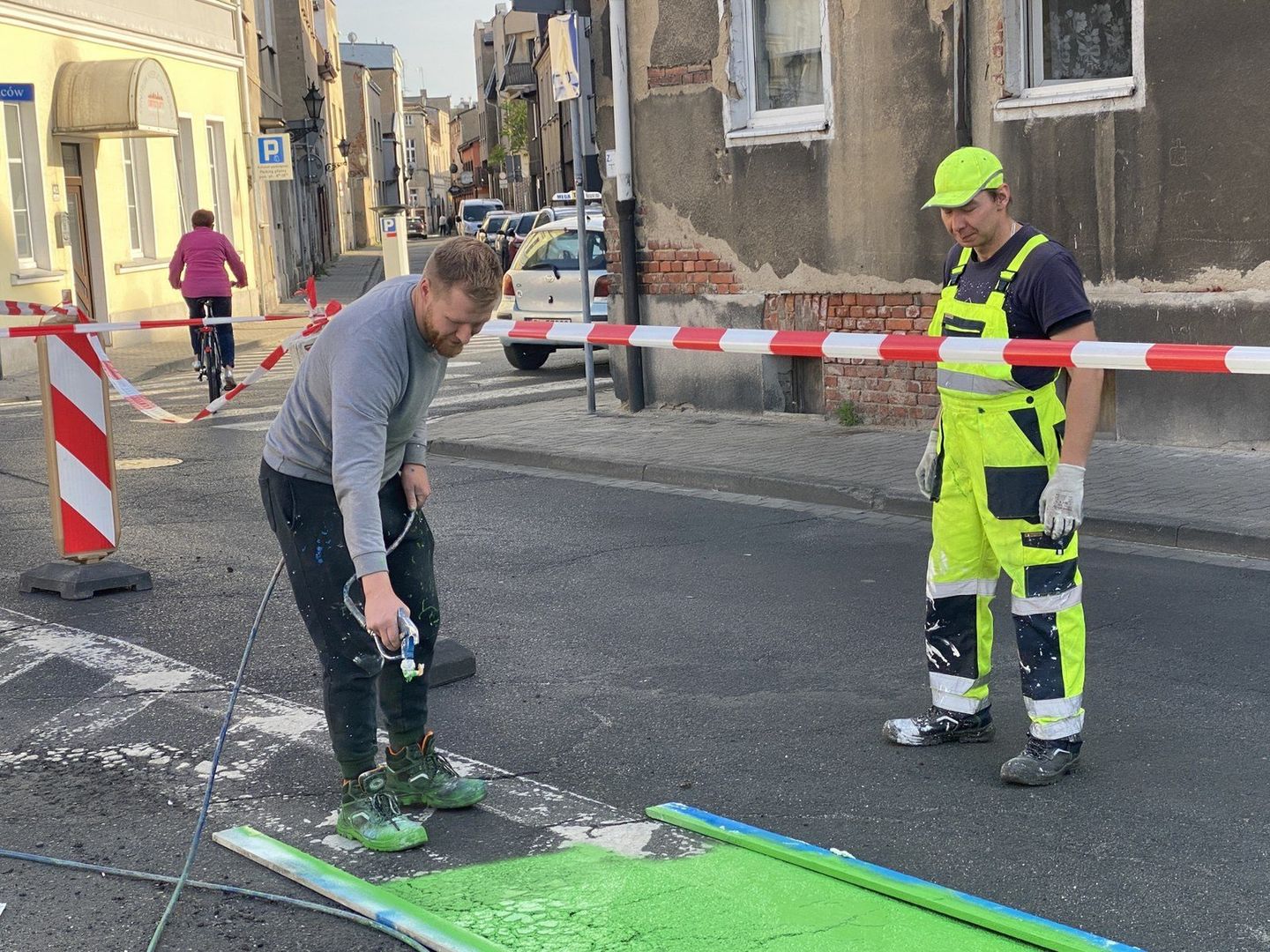 Na Placu Powstańców ma pojawić się zieleń. Na dwa dni przed akcją pomalowano na zielono asfalt