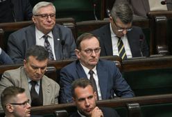 Dwa kłamstwa w jednym zdaniu. TV Republika twierdziła, że poseł miał zabieg po karze Hołowni, a obu nie było w Sejmie