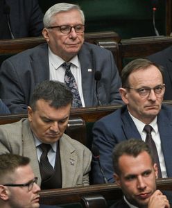 Dwa kłamstwa w jednym zdaniu. TV Republika twierdziła, że poseł miał zabieg po karze Hołowni, a obu nie było w Sejmie