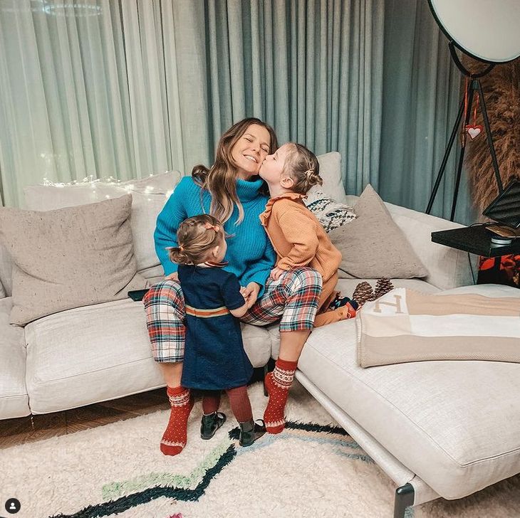 Anna Lewandowska z córkami i luksusowym kocem