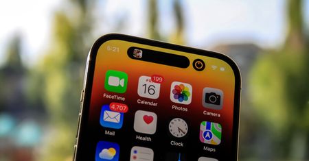 Czekasz aż ekran w iPhonie dogoni tanie smartfony z Androidem? To jeszcze trochę poczekasz