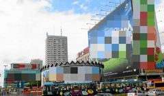 „Gazeta Wyborcza” zamazuje na zdjęciach „reklamowe szmaty” w Warszawie, czytelnicy wytykają obłudę ws. AMS