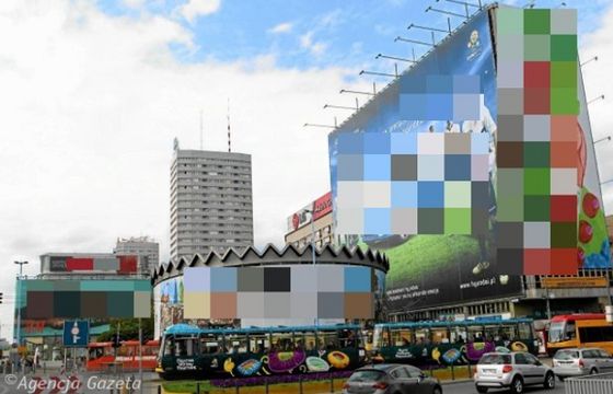 „Gazeta Wyborcza” zamazuje na zdjęciach „reklamowe szmaty” w Warszawie, czytelnicy wytykają obłudę ws. AMS