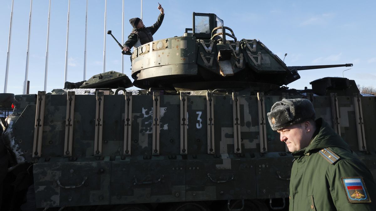 People view a US-manufactured M2 Bradley fighting vehicle during the opening an exhibition featuring military equipment seized in Ukraine by Russian forces, in St. Petersburg, Russia, 04 November 2024. An exhibition of seized military equipment captured by servicemen of the North group of forces in the Kharkiv and Sumy directions during the 'special military operation' opened on the territory of the Museum and Exhibition Center of the Russia-My History historical park on 04 November 2024. The open-air exhibition presents 22 units of captured equipment that were in service with the Armed Forces of Ukraine and NATO member countries, including Great Britain, Canada, the United States, Turkey, Finland, France, and Australia. EPA/ANATOLY MALTSEV Dostawca: PAP/EPA.