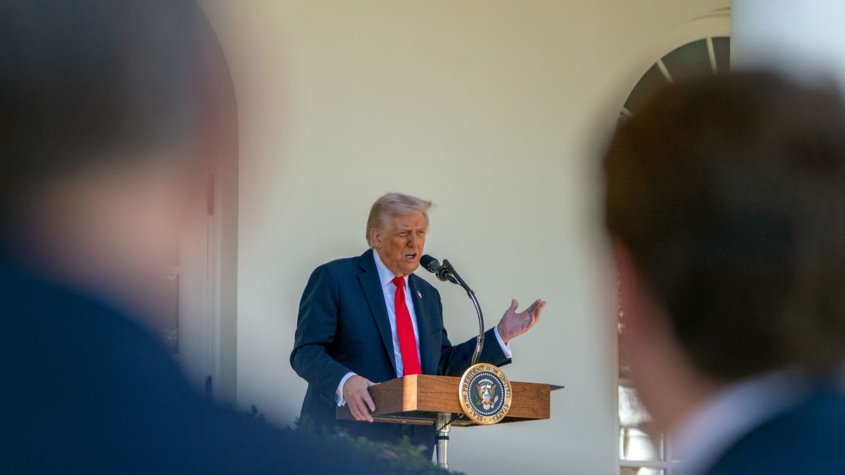 US President Trump invites Republican Senators for lunch in White House
epa12470610 US President Donald J. Trump speaks during a lunch with Republican Senators in the Rose Garden of the White House in Washington, DC, USA, 21 October 2025. Influential conservative groups are pushing Republicans to demand steep concessions from Democrats in exchange for extending health care subsidies, a move that risks prolonging a US government shutdown now in its 21st day.  EPA/ALLISON ROBBERT / POOL 
Dostawca: PAP/EPA.
ALLISON ROBBERT / POOL
trump, white house, lunch, democrats, senators, Washington