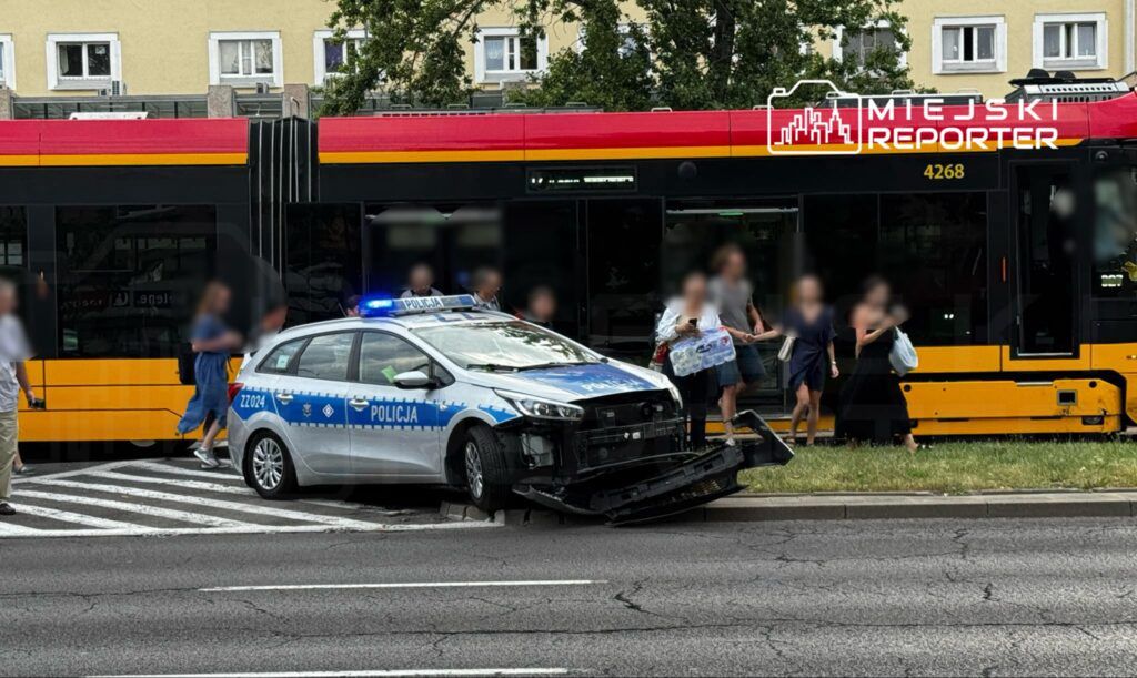 Warszawa: Radiowóz WRD wjechał pod tramwaj w Śródmieściu. Ruch tramwajowy był wstrzymany