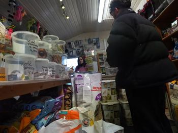 Wykupił cały towar ze sklepu tuż przed świętami. Nagranie robi furorę