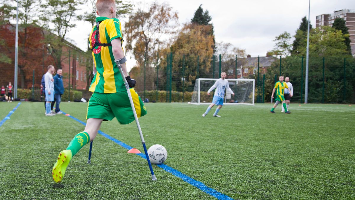 Stracił nogę, lecz się nie poddał! Zdjęcia tego piłkarza przywracają nadzieję 1