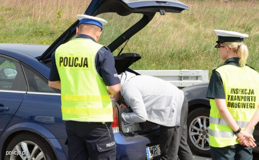 "Proszę otworzyć bagażnik" - podczas wakacyjnego wyjazdu taka instrukcja może być szczególnie kłopotliwa