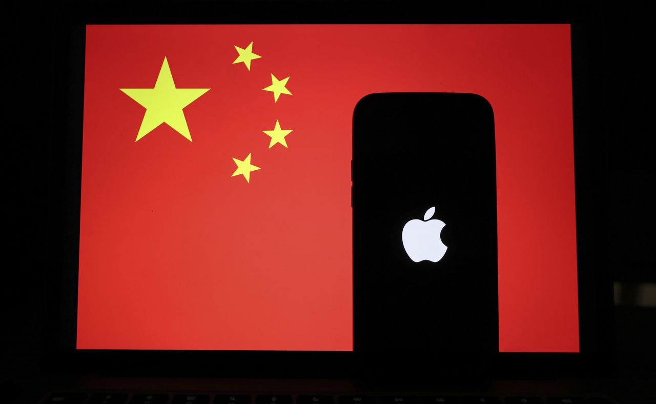 Apple coraz mniej chętnie produkuje iPhone'y w Chinach (Celal Gunes/Anadolu Agency via Getty Images)