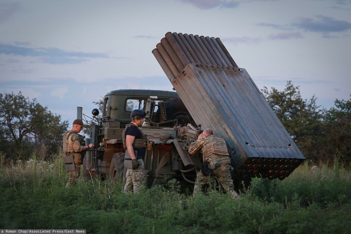 Ukraińscy żołnierze przygotowują wyrzutnię rakiet wielokrotnych Grad