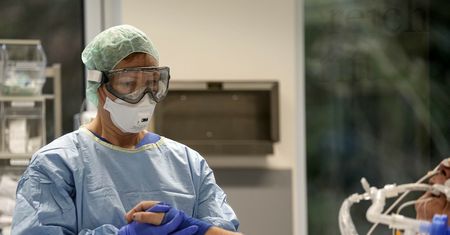 Najnowszy raport MZ. Wciąż wysoka liczba zakażeń