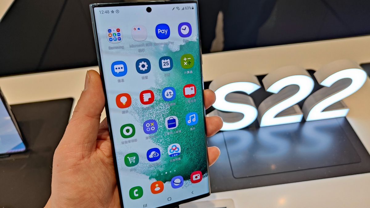 SHANGHAI, CHINA - FEBRUARY 25, 2022 - Customers experience Samsung S22 flagship series of mobile phones at a store in Shanghai, China, Feb. 25, 2022. (Photo credit should read Costfoto/Future Publishing via Getty Images)