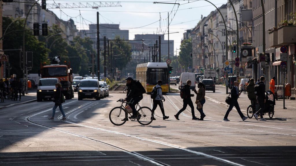 W Niemczech mieszkańcy m.in.  starają się oszczędzać paliwo dzięki bardzo taniemu transportowi publicznemu