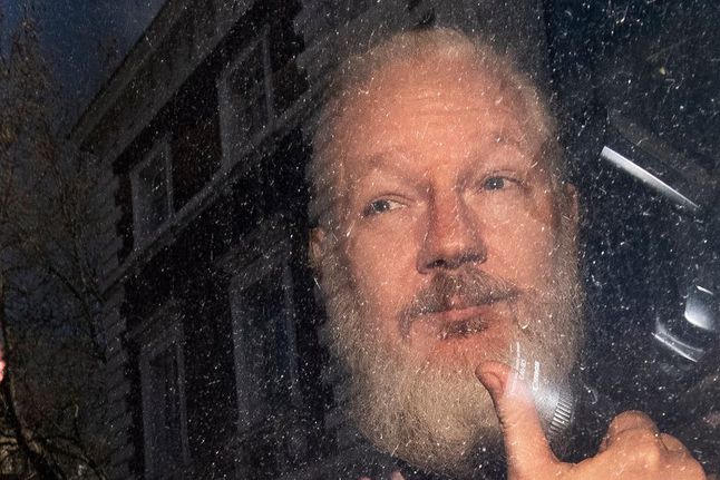 49-letni Assange wygląda dzisiaj jak starzec.