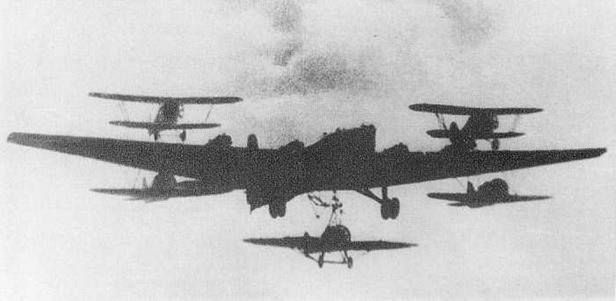 TB-3 transportujący pięć mniejszych samolotów (Fot. WorldOfWarplanes.com)