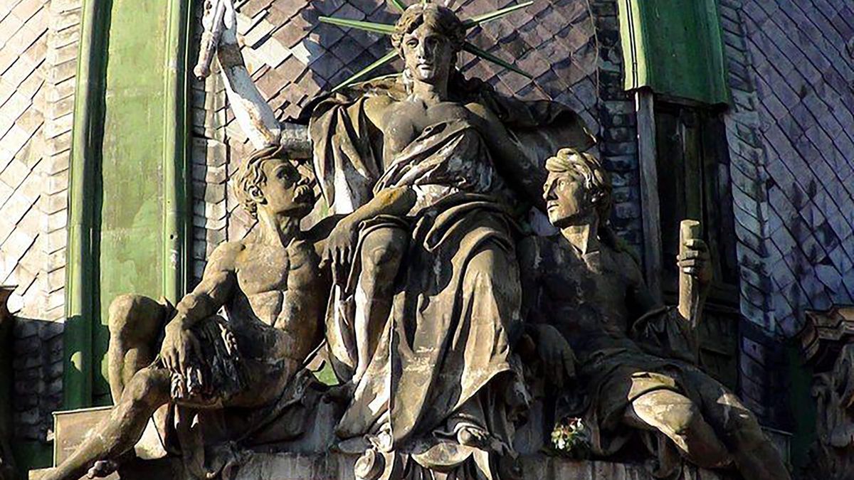 Siedząca Statua Wolności we Lwowie.