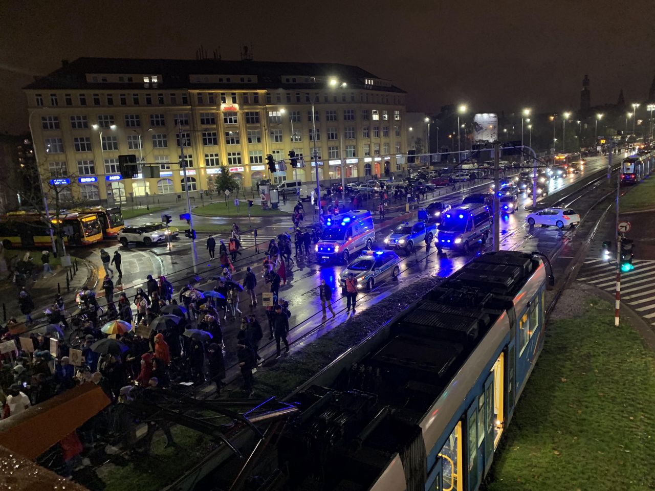 Strajk kobiet. Wrocław. Kolejny protest przeszedł przez miasto. "Państwo jak karton - w rozsypce"