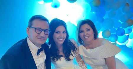 Patrzą na sukienkę żony premiera. Wpadka? Stylistka komentuje